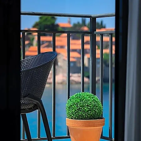 California By Aycon Hotel